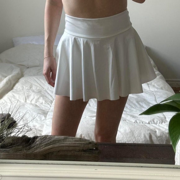 White golf skirt with built-in shorts - Picture 7 of 8